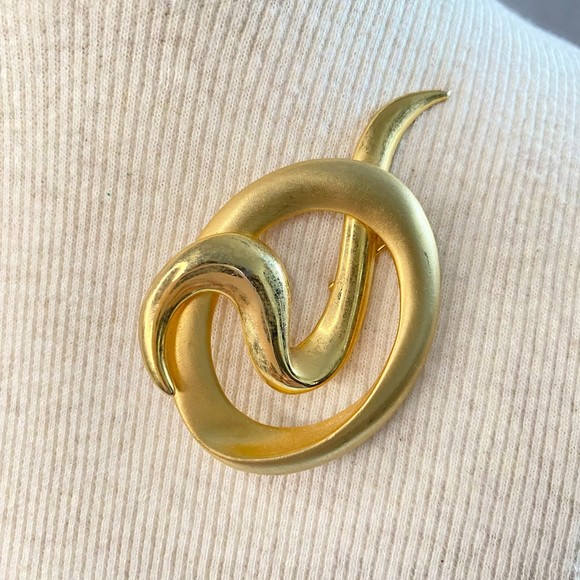 Casual Corner Gold Tone Abstract Brooch - Picture 2 of 8